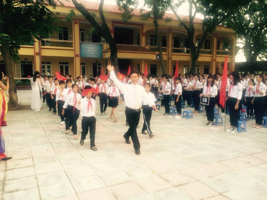 HS lớp 6e tiến vào lễ đài cùng thầy CN Trần Xuân Thành.jpg